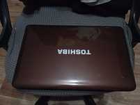 ноутбук Toshiba держит батарейку