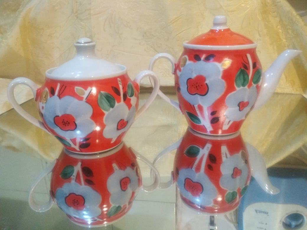 Продам фарфоровые чайники с сахарницами