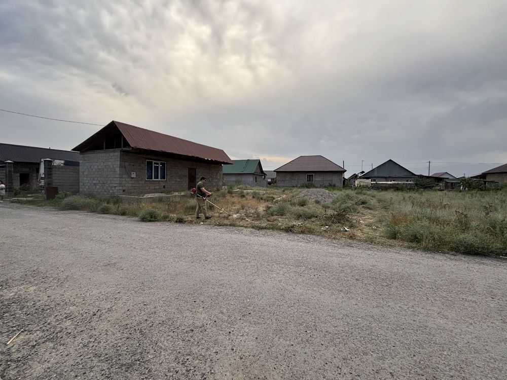Участок с недостроенной времянкой