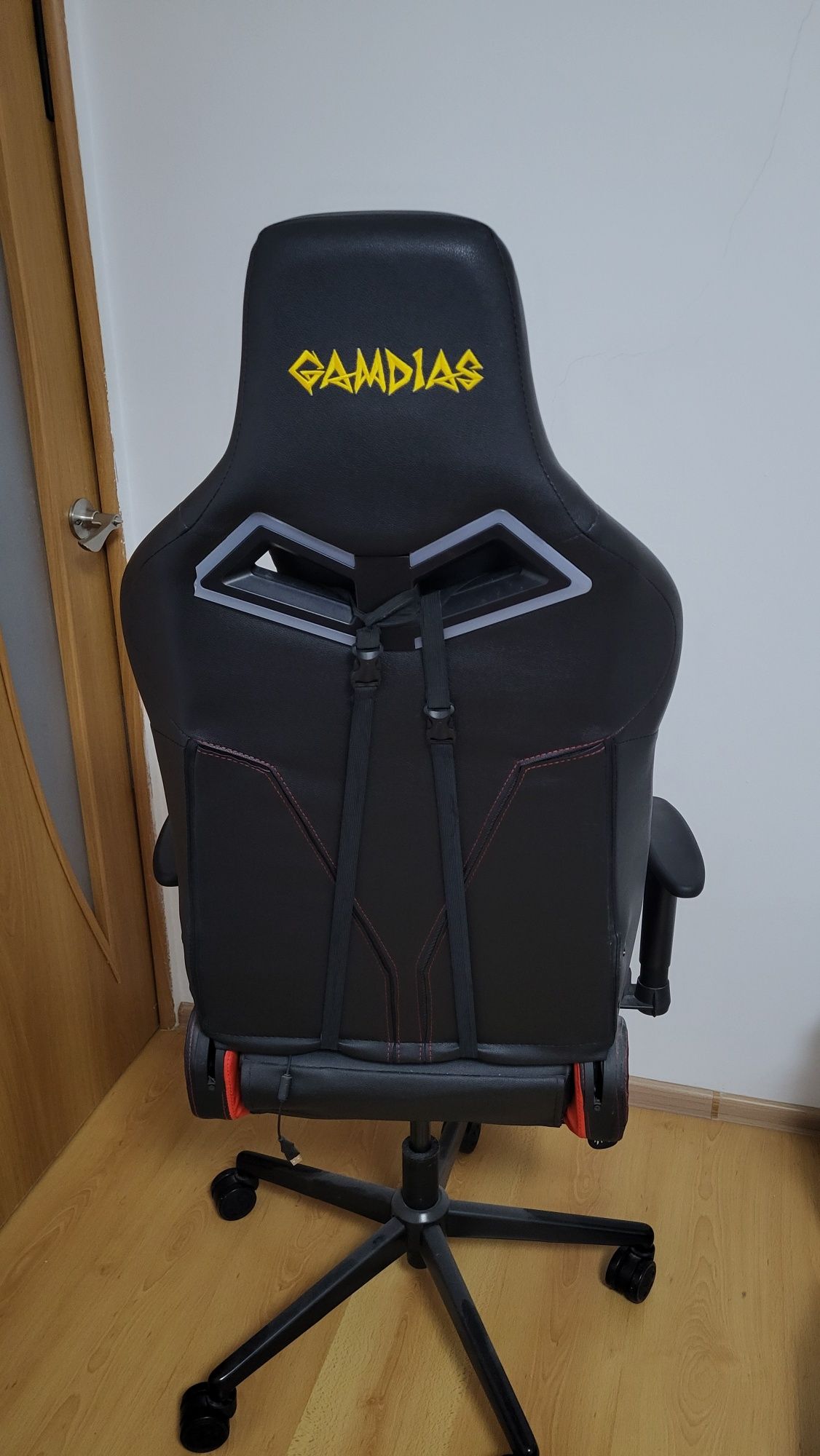 Игровое кресло GAMDIAS