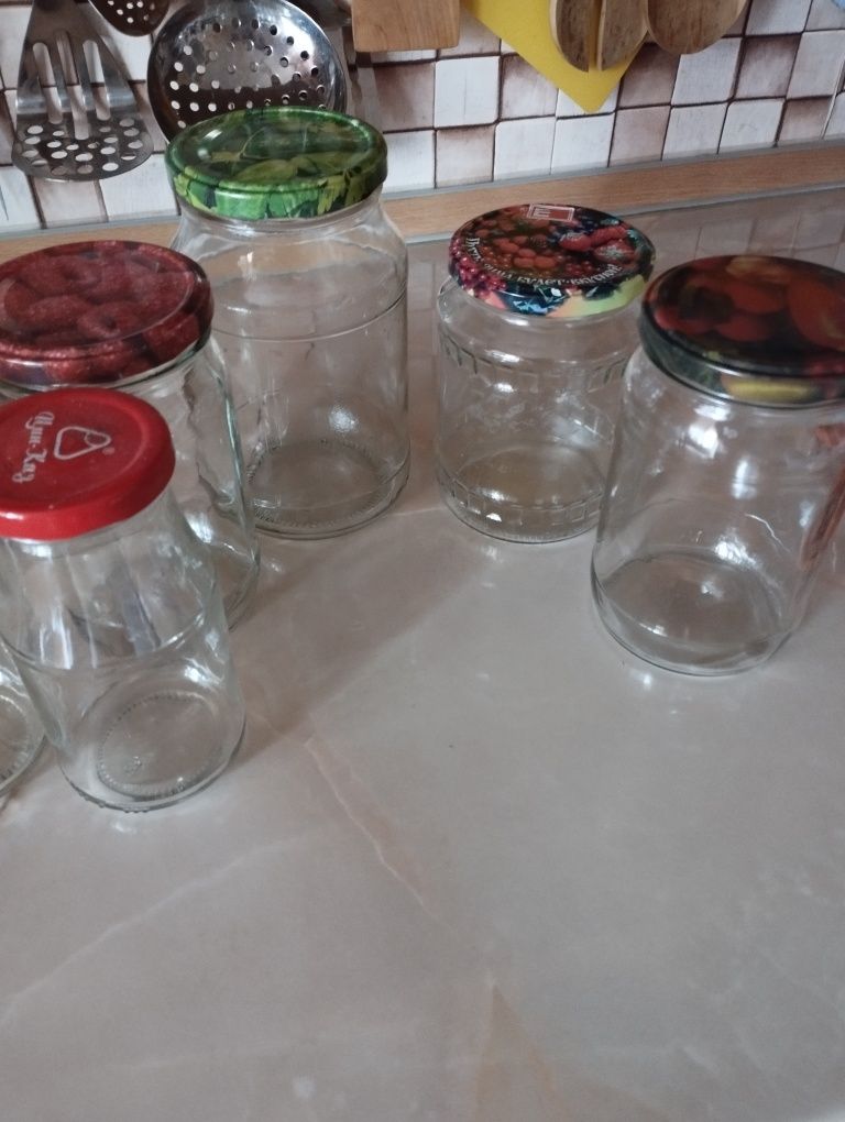 Продам баночки с винтовыми крышками .