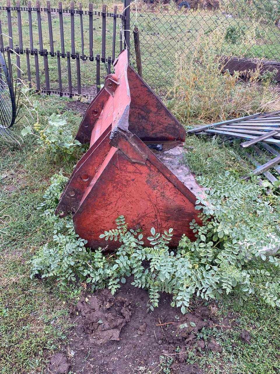 Трактор МТЗ-92 с телегой в рабочем состояний