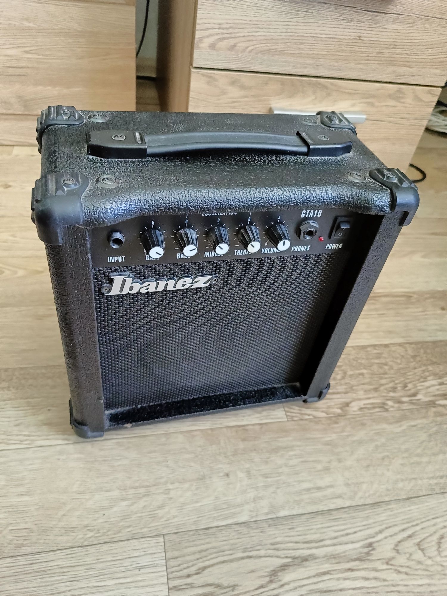 Продам гитарный комбик ibanez gta10