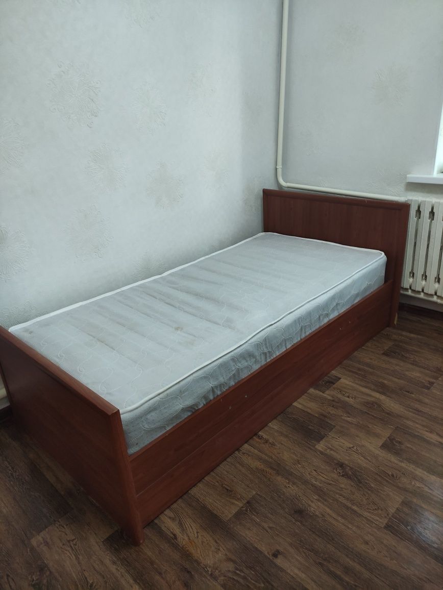 Кровать с матрасом , 1м×2м,в хорошем состоянии