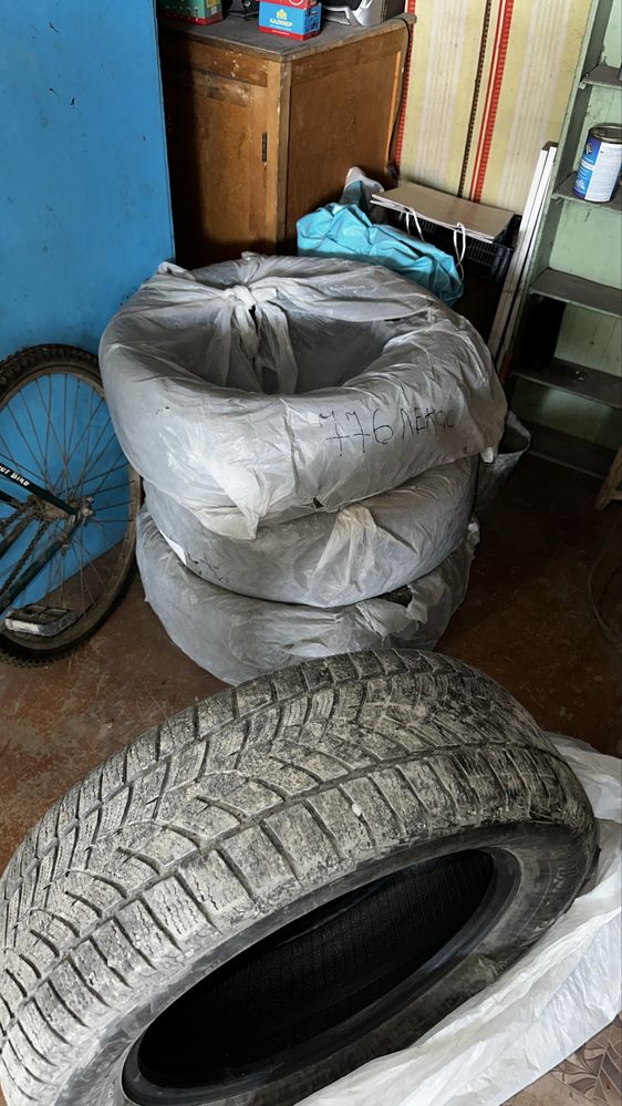Продам комплект зимних шин Good year 235/60R18