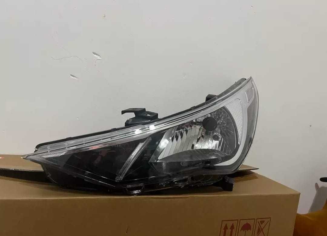 Продам переднюю правую фару на  Hyundai Accent