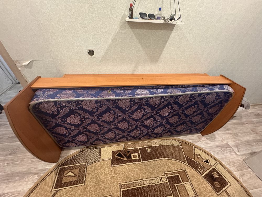 Продам кровать с матрасом.