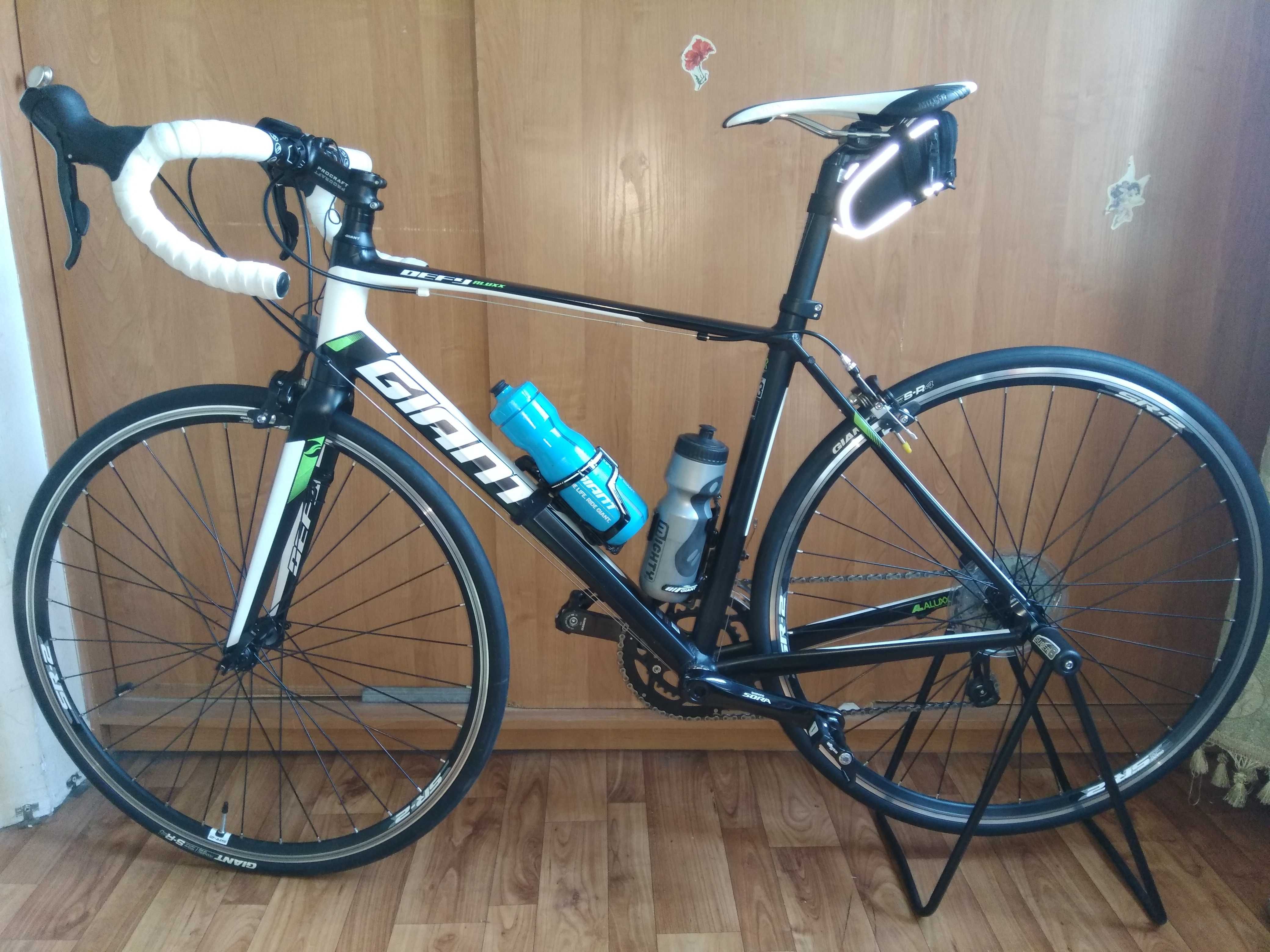 Шоссейный велосипед Giant Defy 3