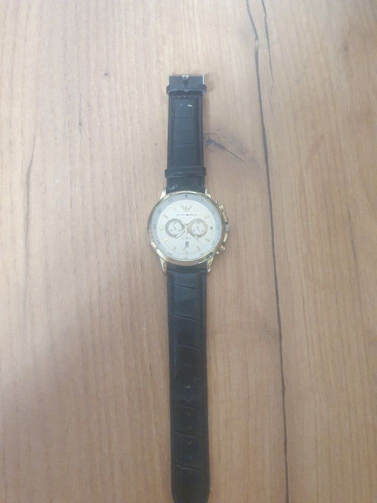 Часы Emporio Armani они слегка поношены это видно на фото
