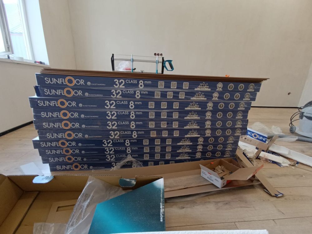 Продам ламинат новый в упаковке (23,6кв/м) Линолеум 2Х4 два рулона