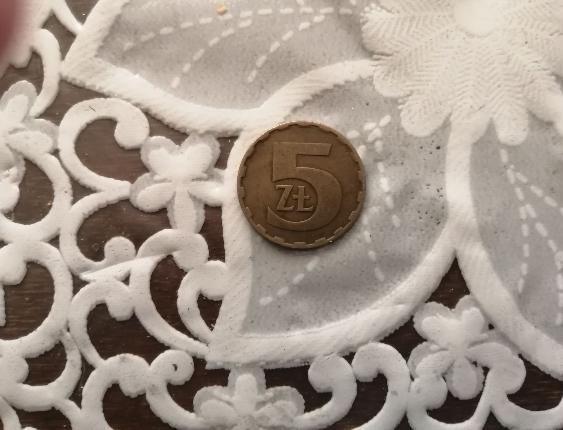 Продам монету 1 пенни 2007 года и 5 злотый 1984 года.