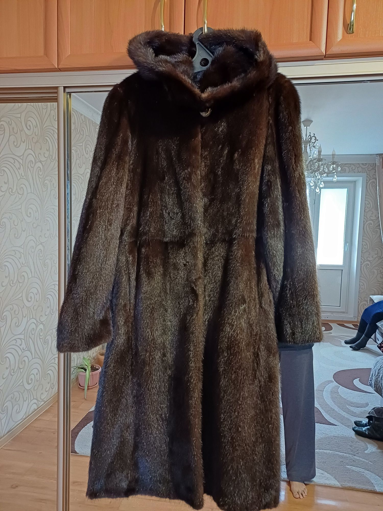 Продам норковую шубу в отличном состоянии, размер 46, длина классика