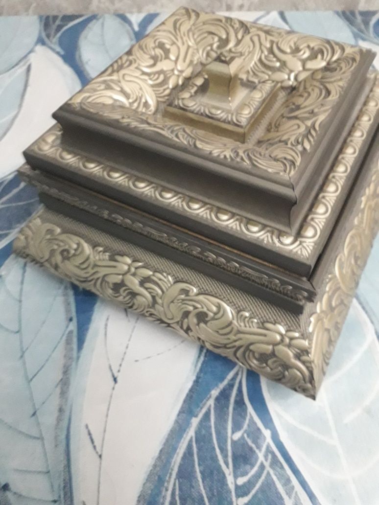 Продам шкатулку для украшения