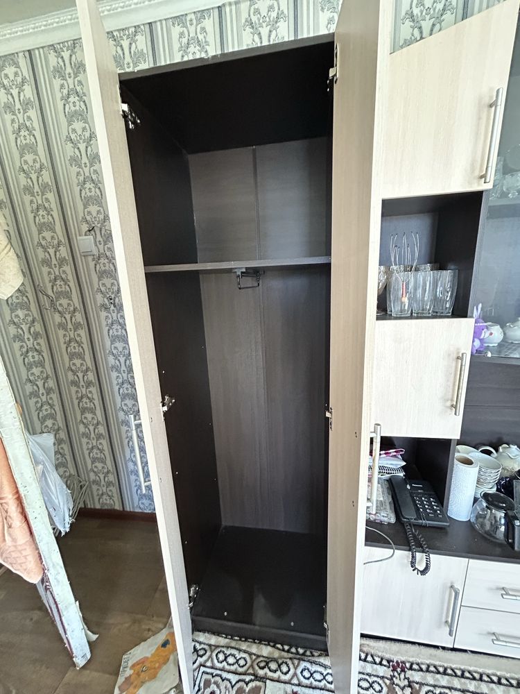 Продаю стенку,светлого цвета