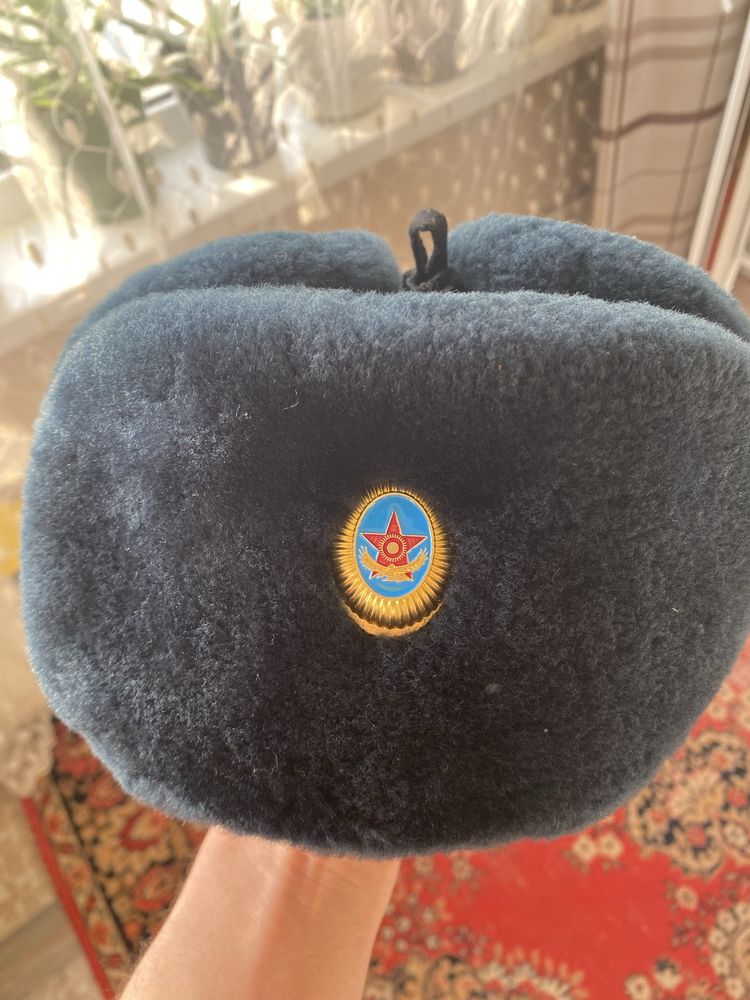Продается военная зимняя шапка с кокардой