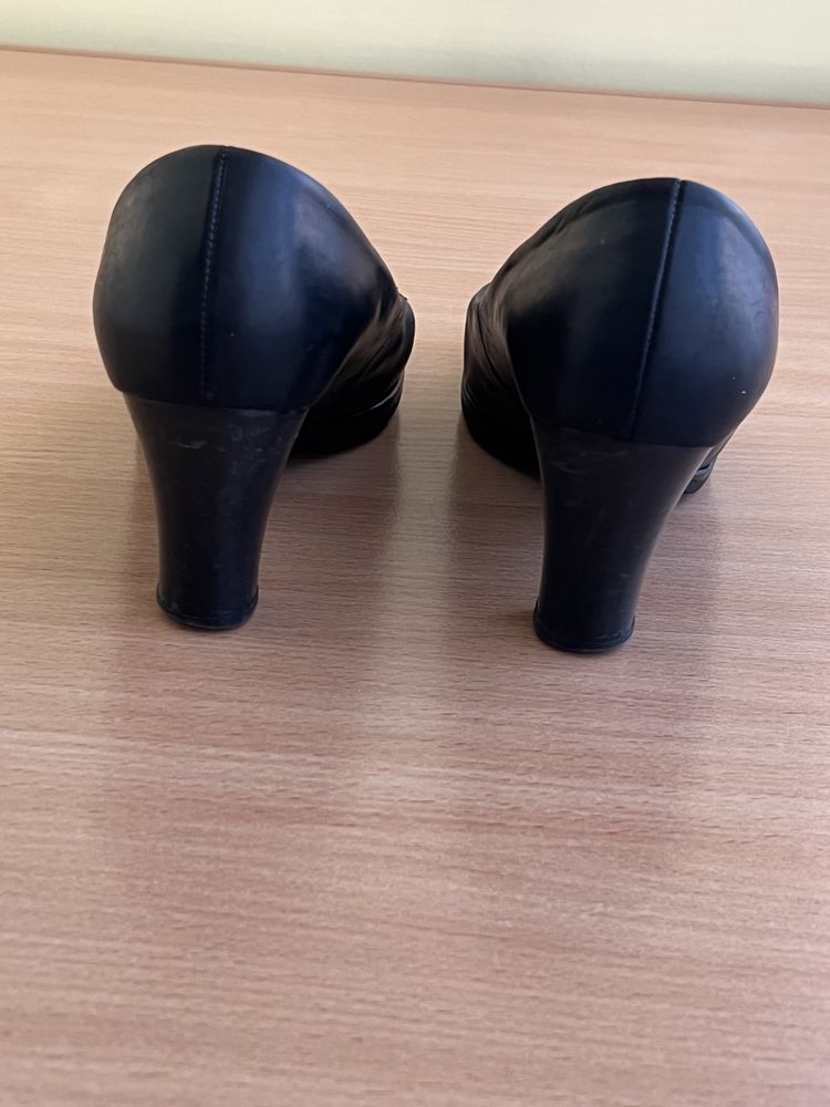 Продам женские туфли Cabor