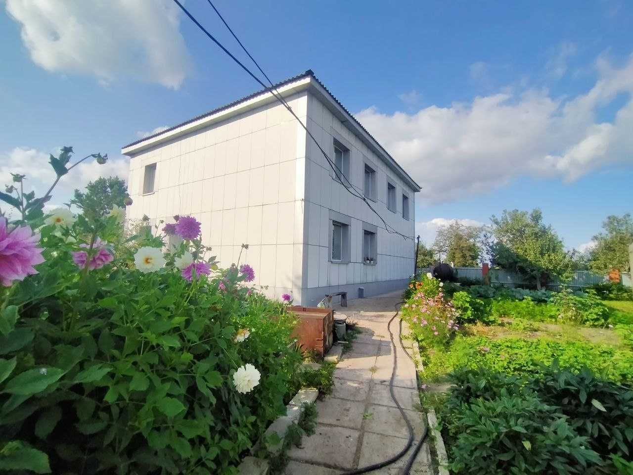 Продажа двухэтажного дома центральными коммуникациями.