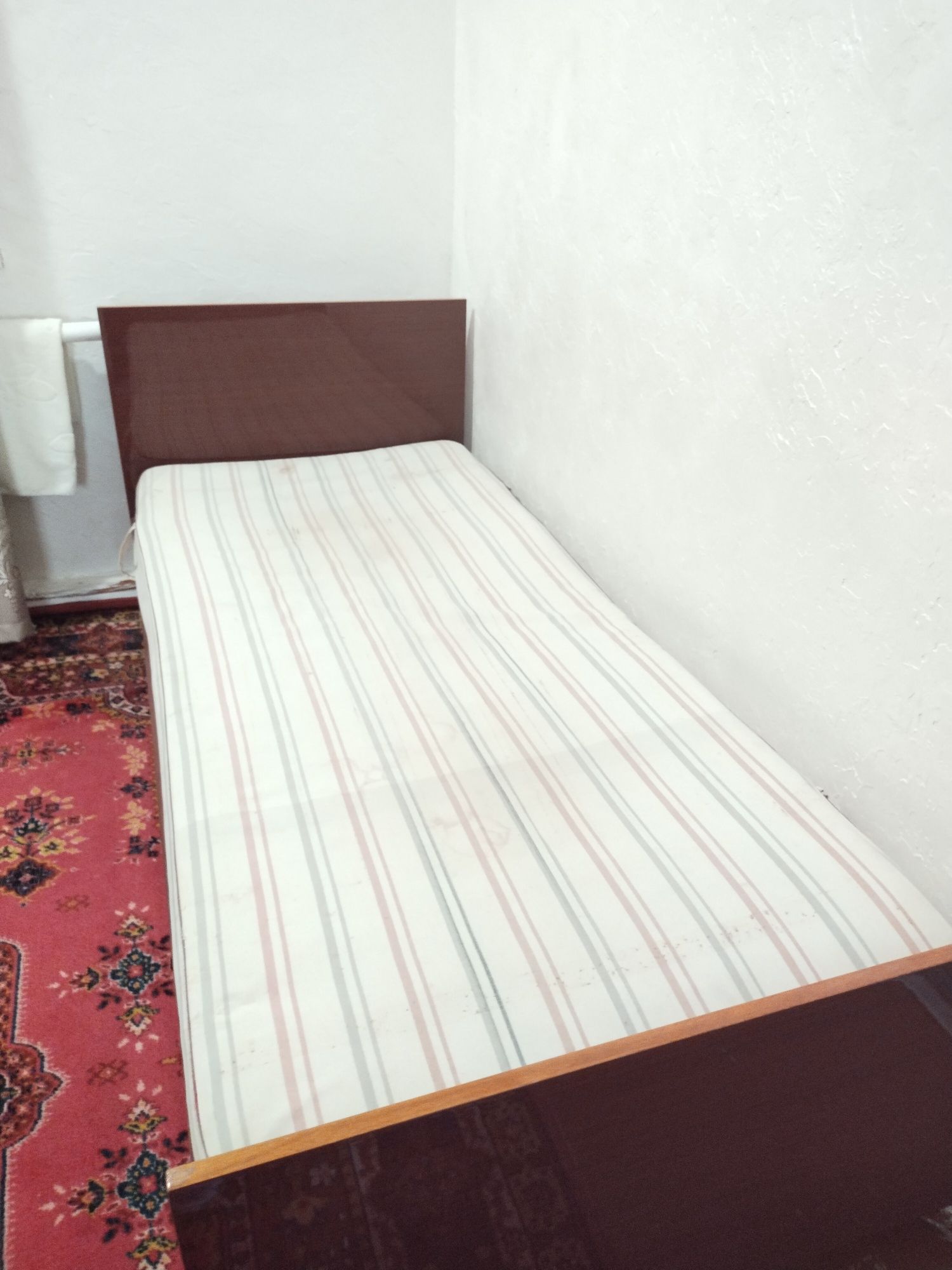 Продается одна спальная кровать с матрасом