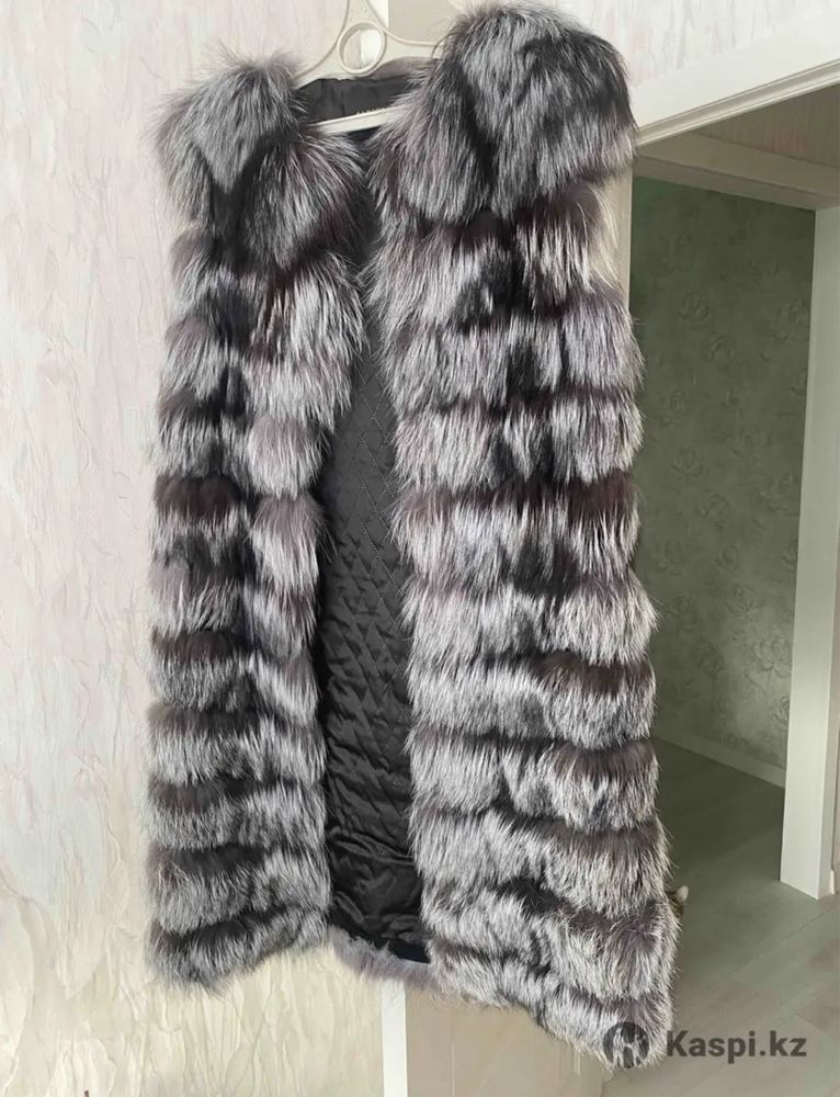 Продам теплую , красивую жилетку