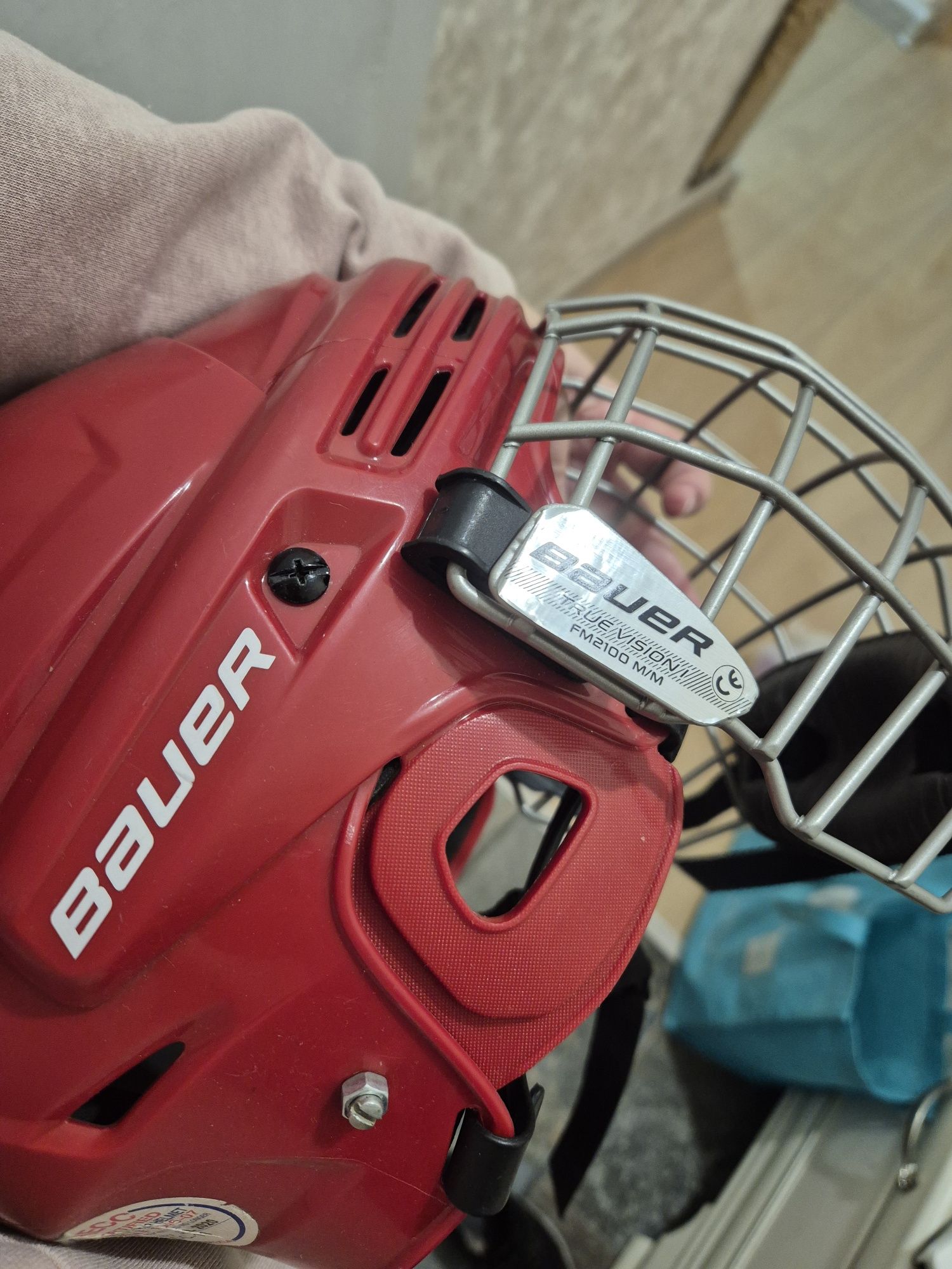 Продам хоккейный раздвижной шлем Bauer