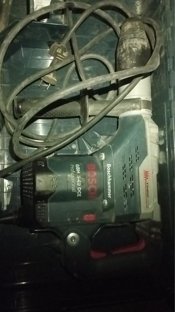 Перфоратор  BOSCH в отличном состоянии  продам с насадками в комплекте