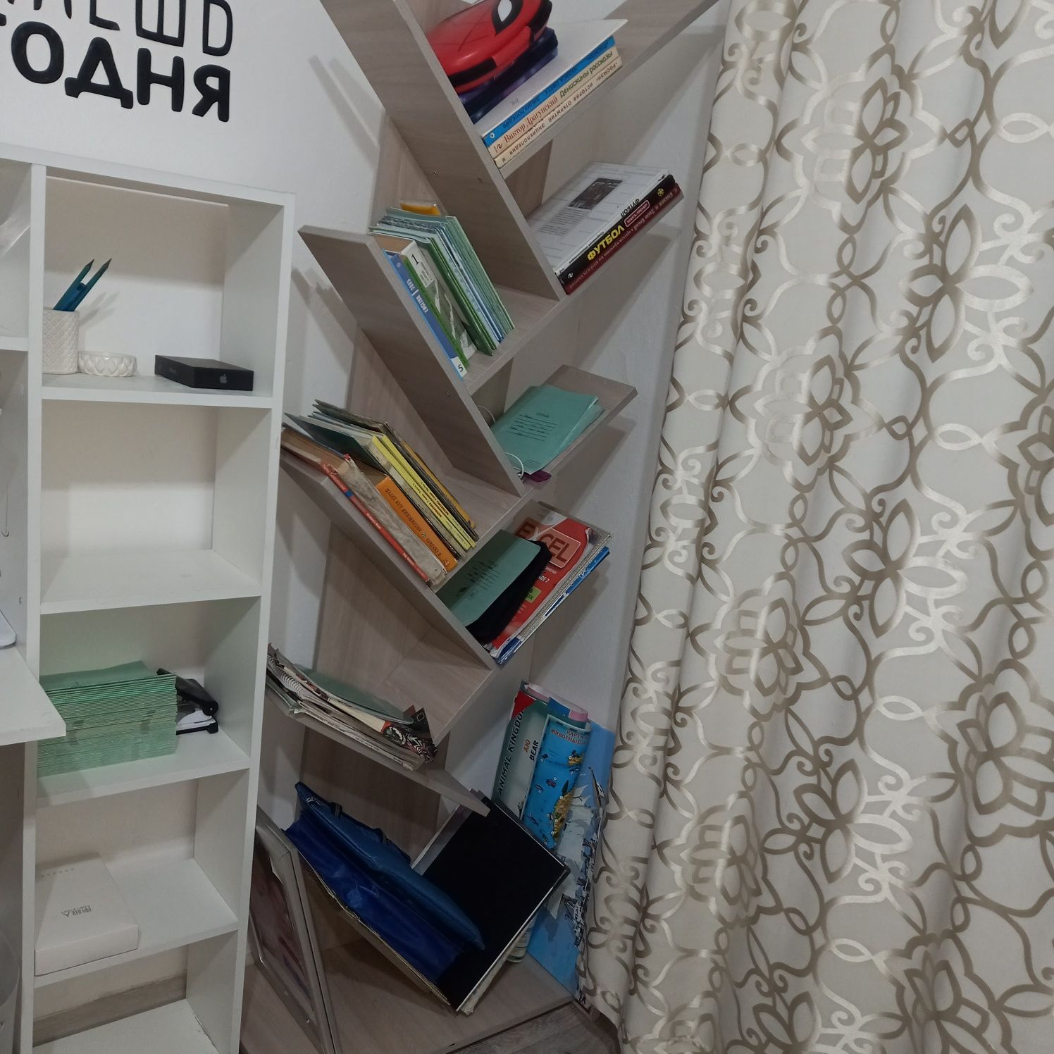 Продам книжную полку лесенка