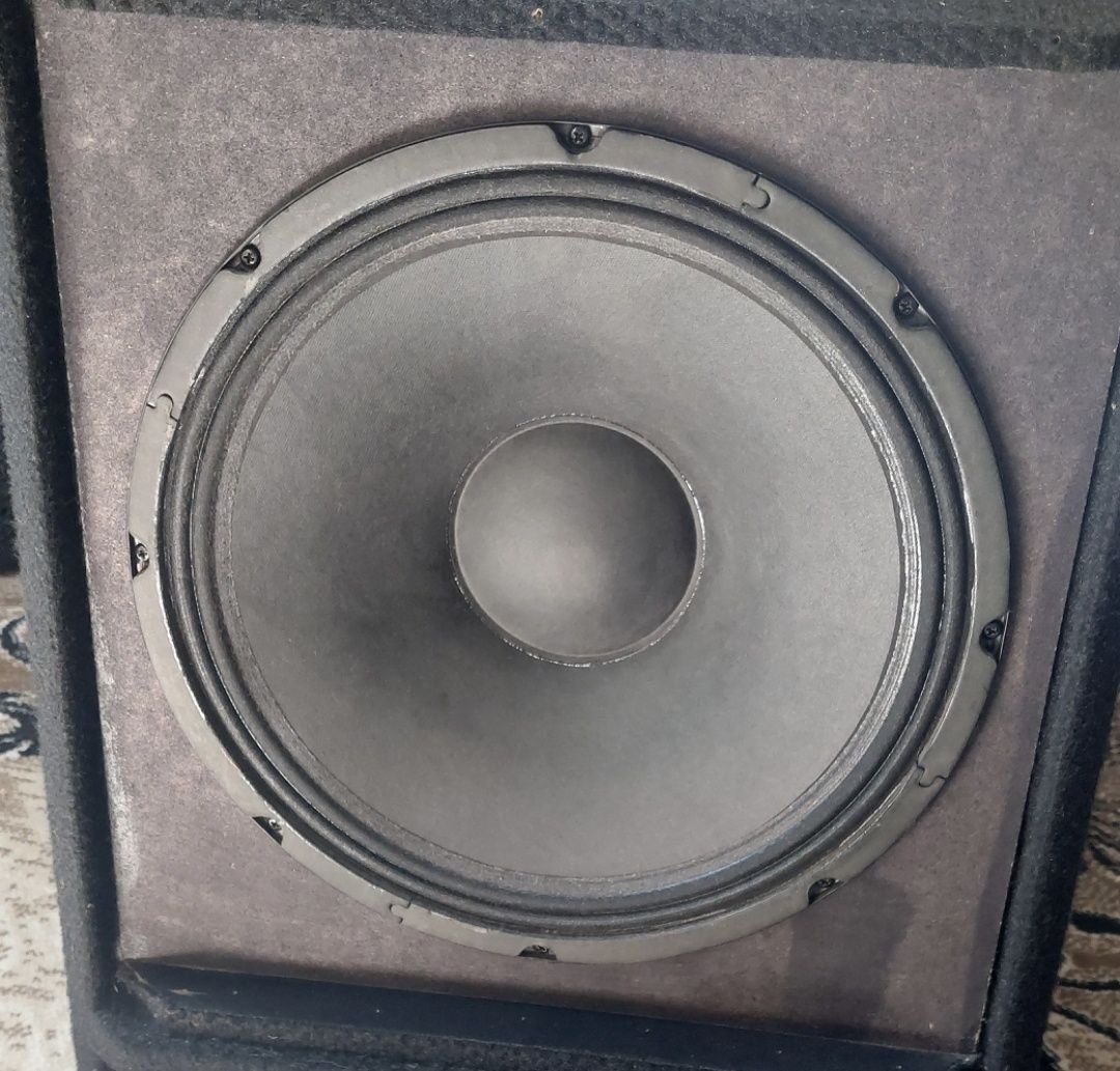 Активный сабвуфер Behringer