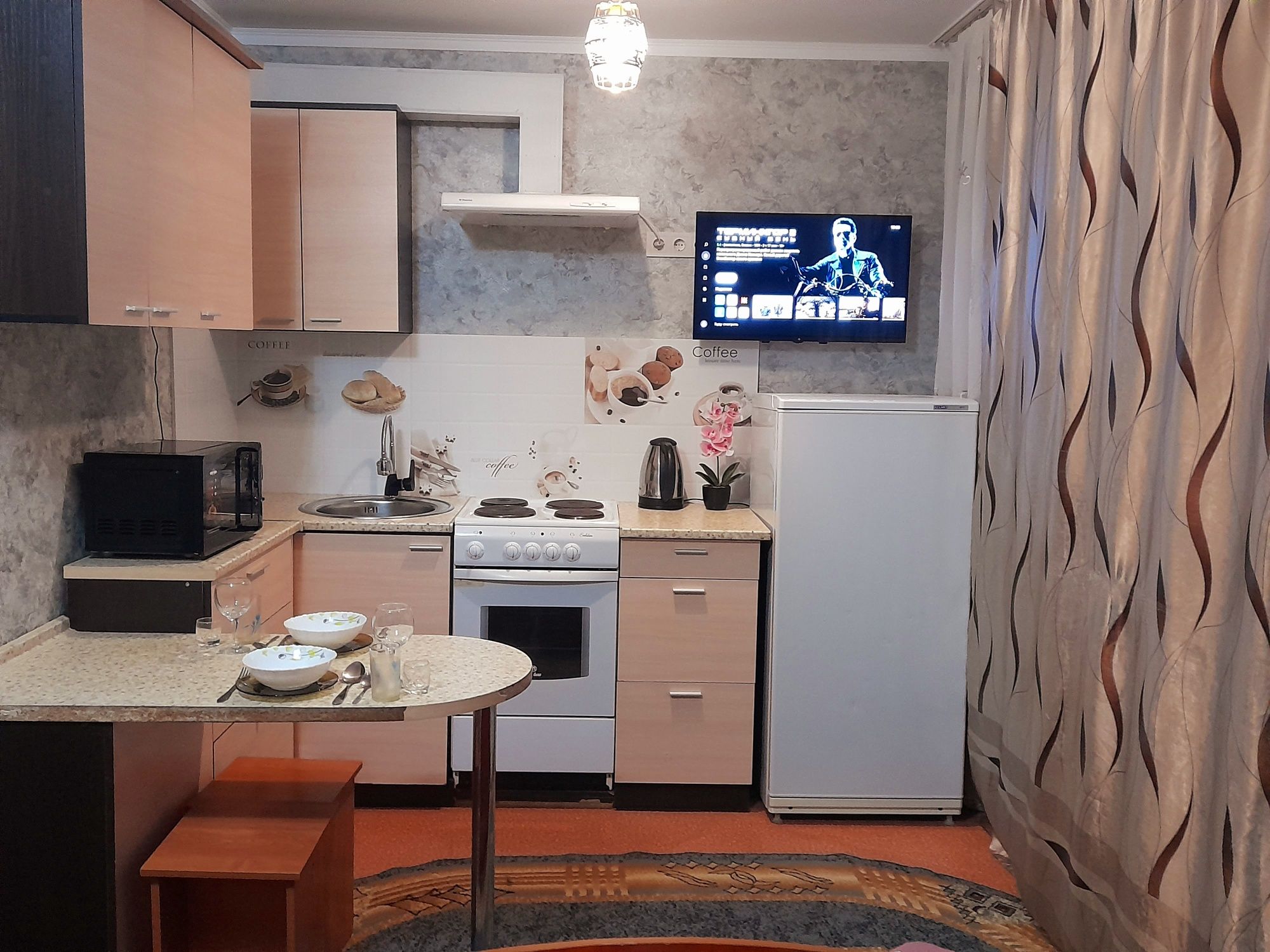 СВЕЖИЙ РЕМОНТ.  Встреча, Манаса 20/1