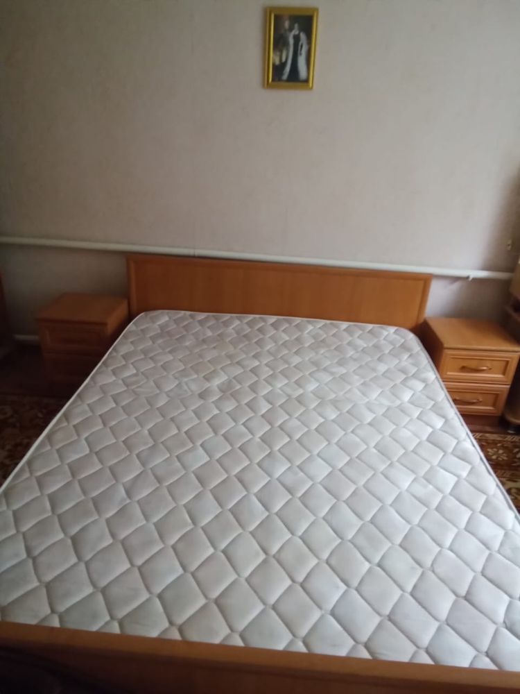 Двухспальная кровать с матрацем