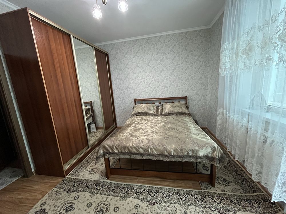 Кровать новая двухспальная. Из красного дерево.