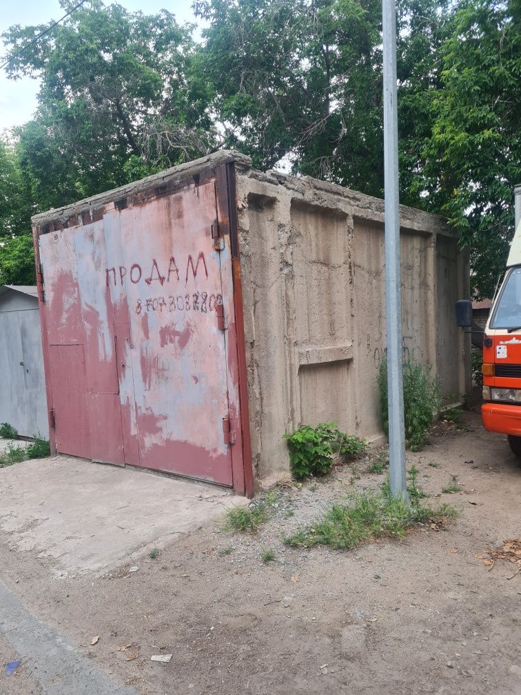 Гараж за маг. Купец (сейчас Инмарт) в центре города