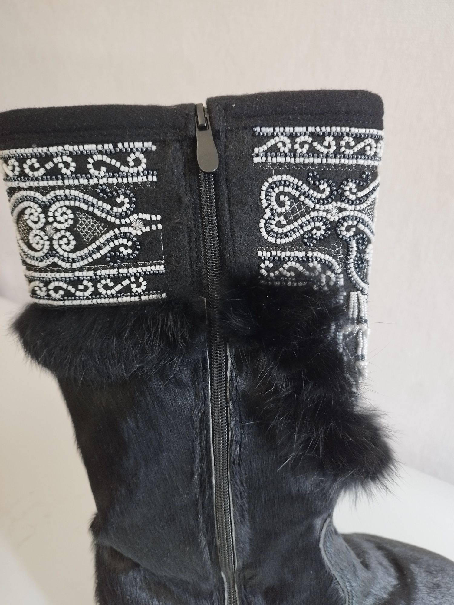 Продам унты и кеды.