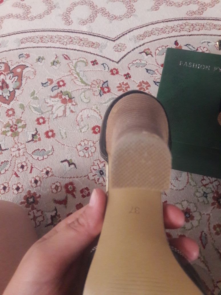 Осенние ботинки, зимние сапоги и лаковые босоножки