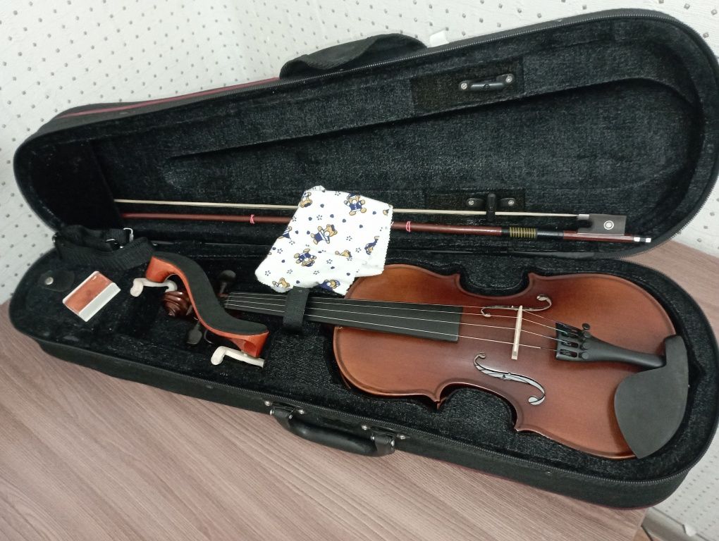 Скрипка 3/4 с чехлом и подставкой для подбородка