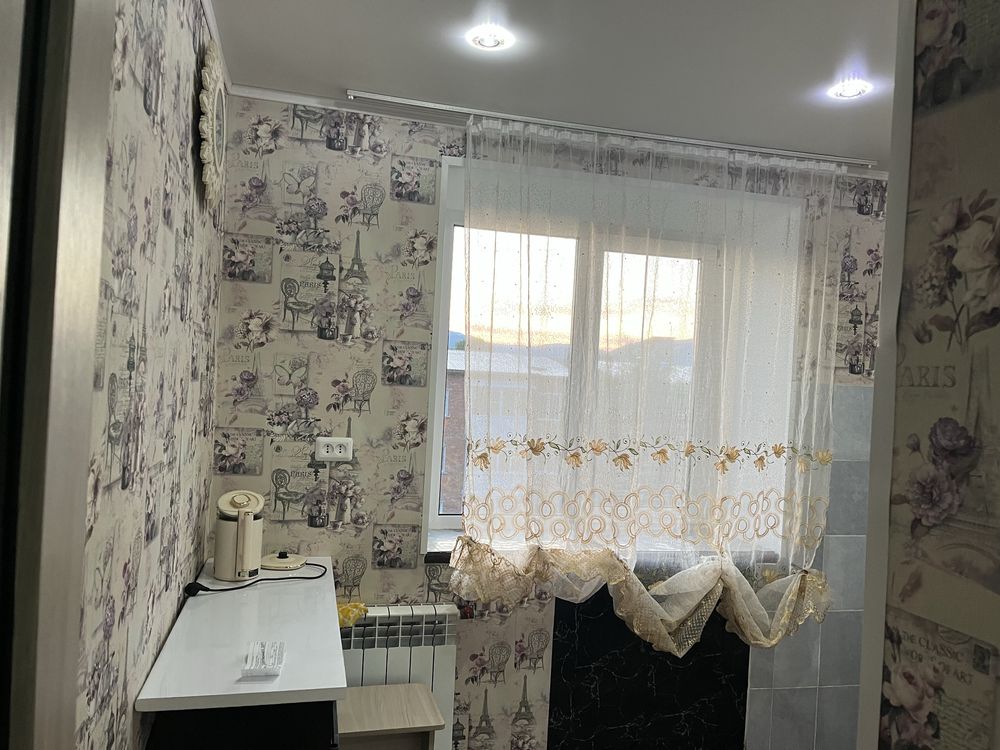 Продам двух комнатную квартиру пятый этаж балкон застеклен