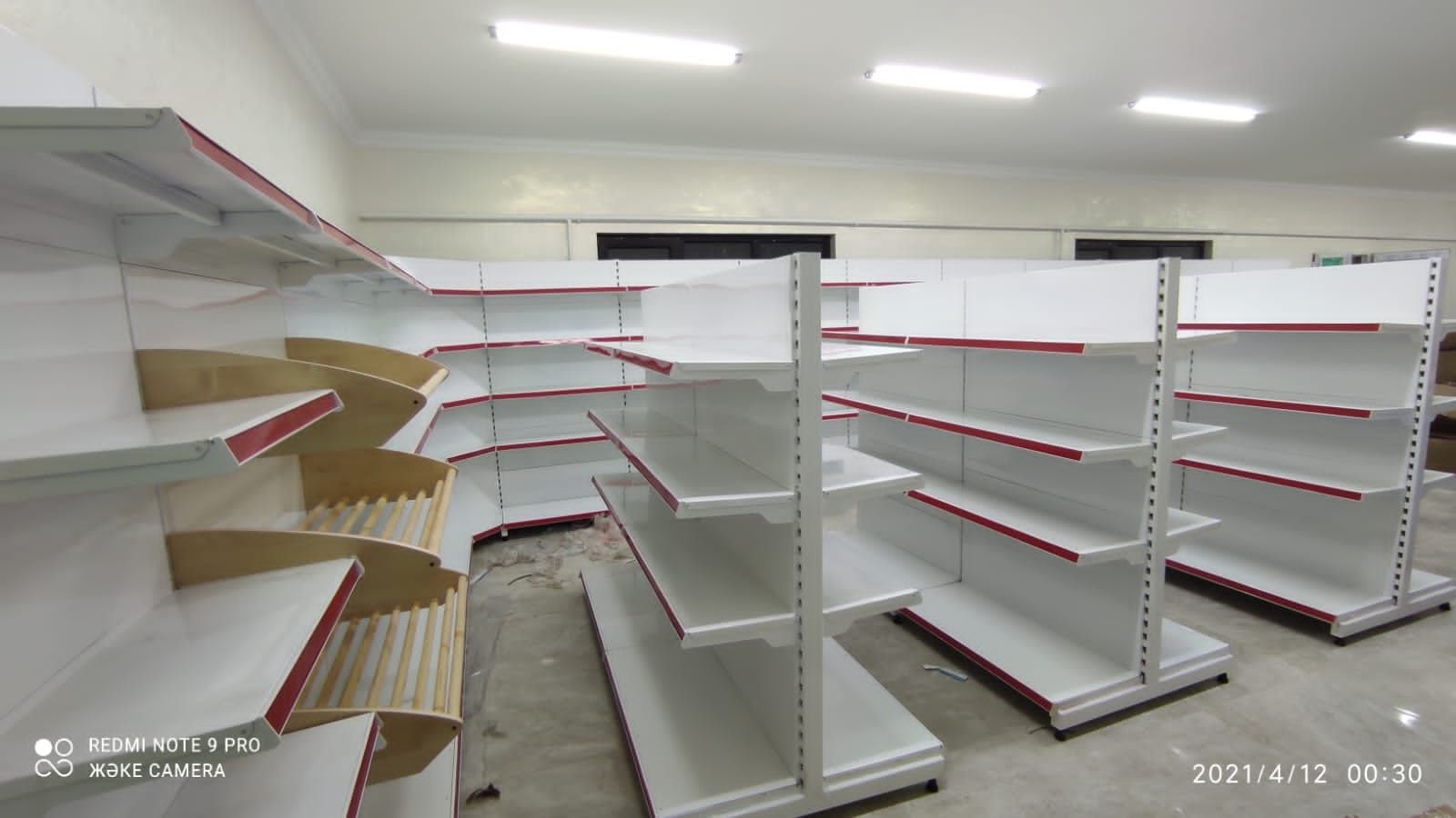 Металлические стеллажи и торговое оборудование в магазин