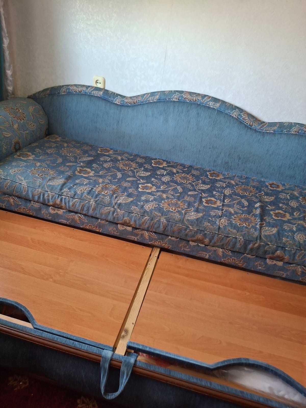 Продам СРОЧНО диван в хорошем состоянии