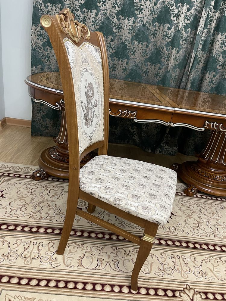 Стулья и стол для гостинной