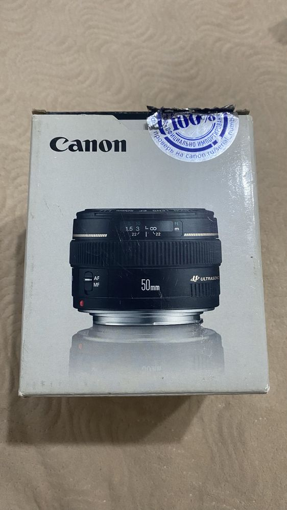 Фотоаппарат Canon 2000D с двумя объективами и со вспышкой
