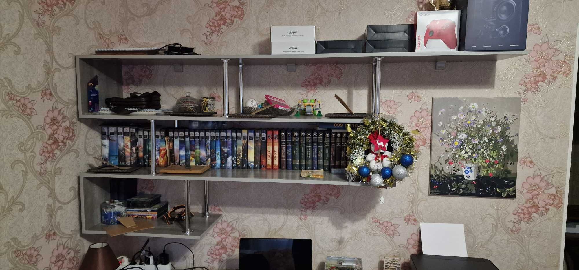 Угловой офисный рабочий стол с книжной полкой
