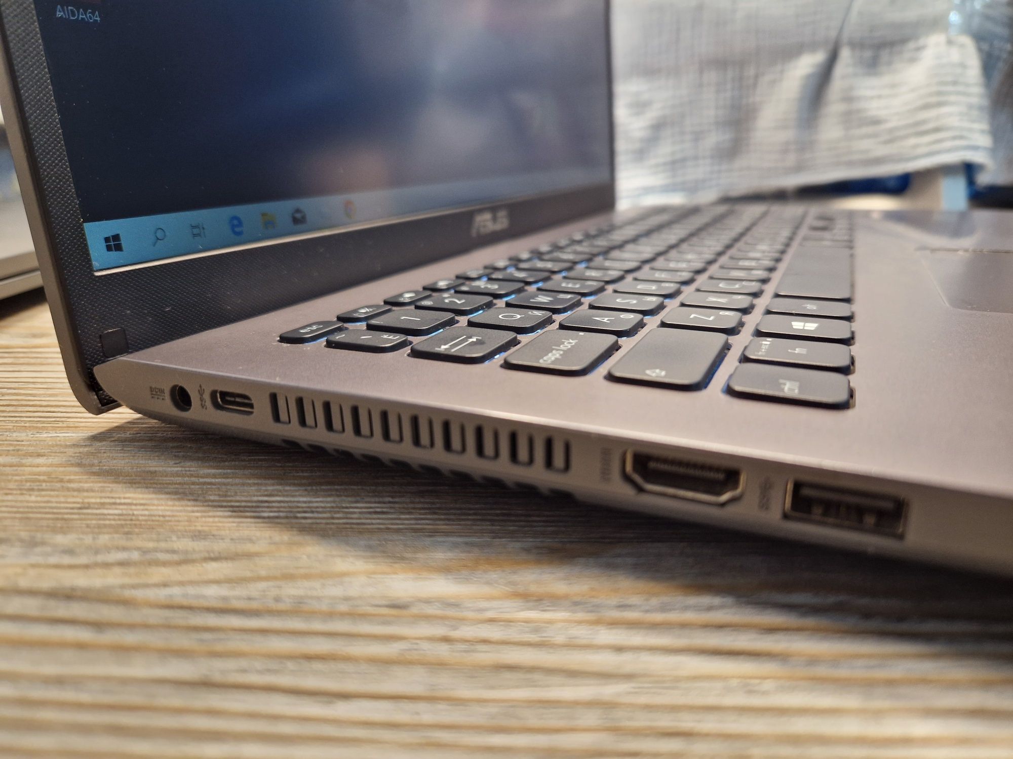 Ноутбук Asus\ОЗУ 8гб\SSD\состояние хорошее