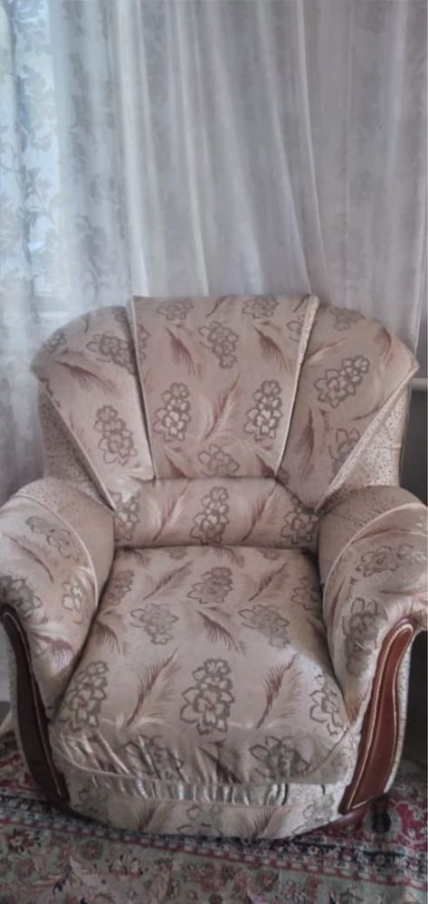 Продам комплект дивана и кресел