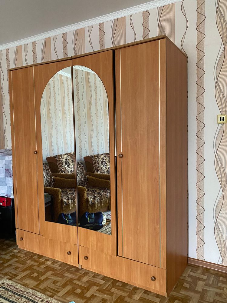 Спальный гарнитур: шкаф, кровать и трюмо