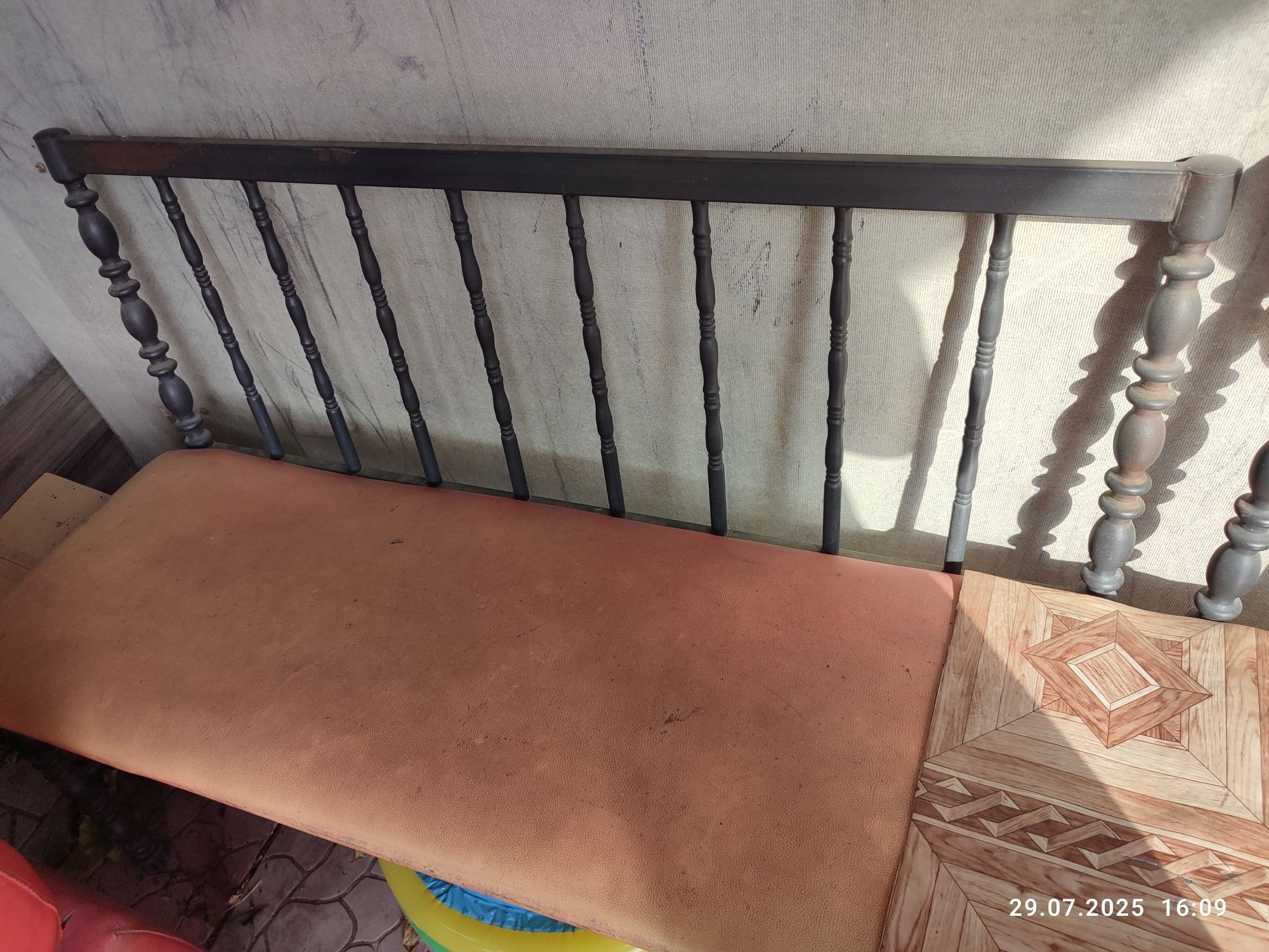 Продам 2 скамейки и диван на улицу