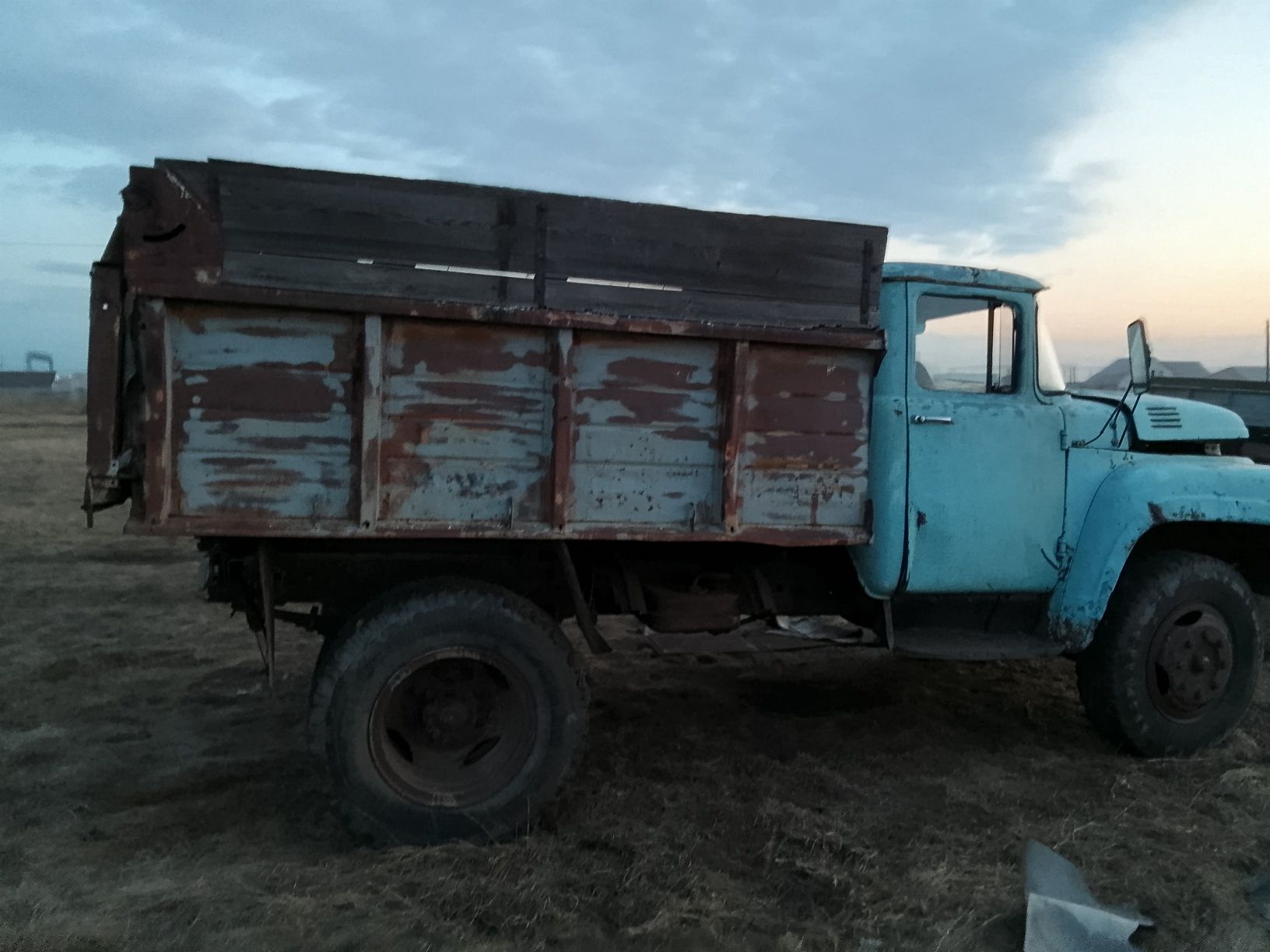 Продам ЗИЛ по запчастям!