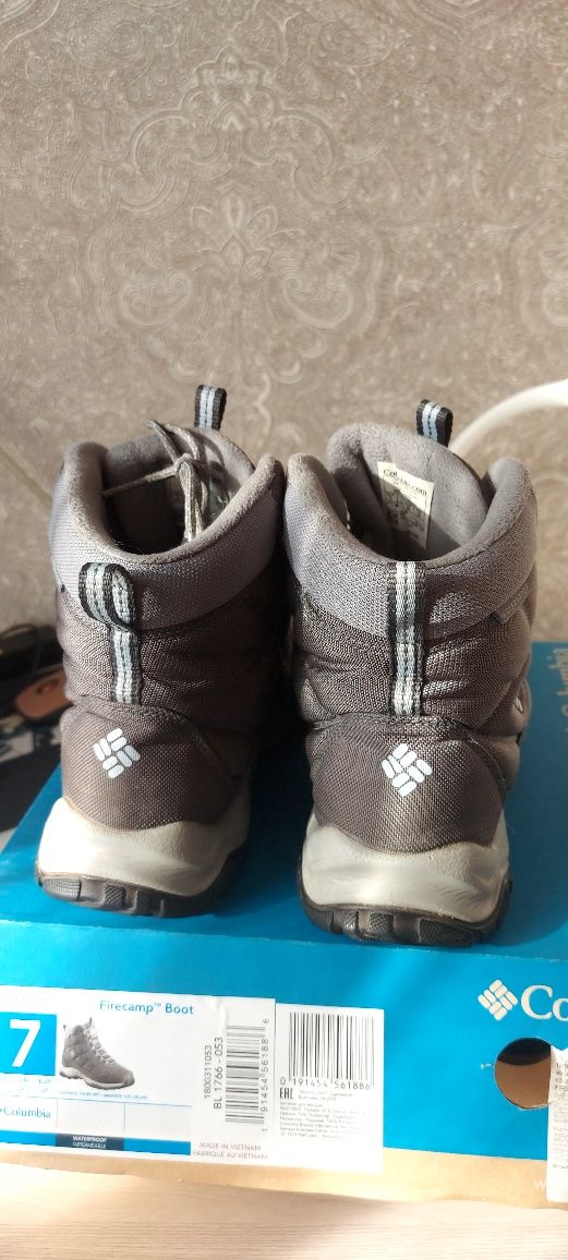 Продам женские зимние кроссовки. Коламбия .37 размер.