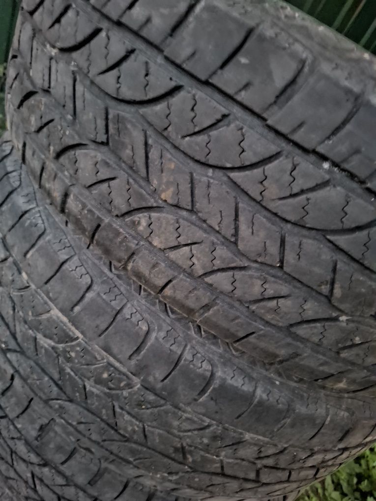 Продам хорошую резину 225/70 R 16 ..не бьёт  шишек нет . Три болона .