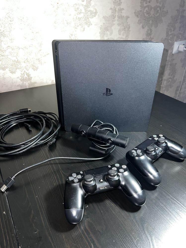 Продаю PlayStation 4 с 2 джойстиками и 7 играми - отличное состояние!
