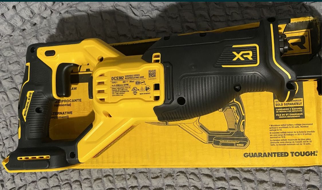 Сабельная пила DeWALT DCS382 + ящик с органайзером DWST83346-1
