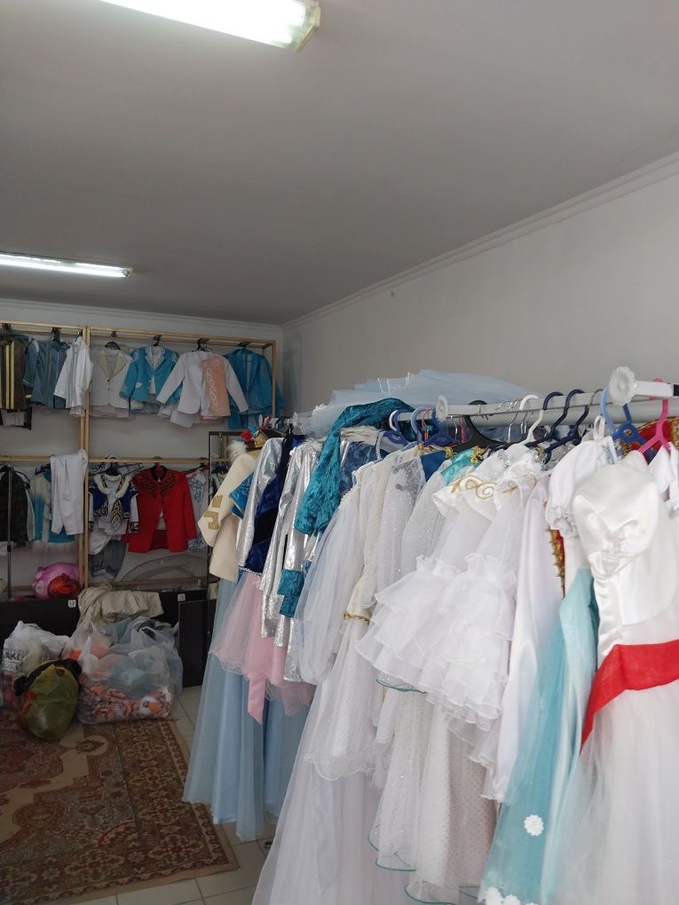 Бәрі 2000  теңгеден.. неше түрлі  киімдер